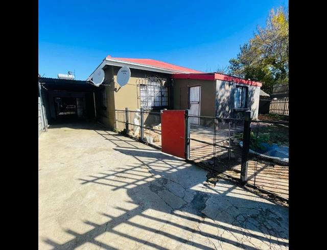 8 BEDROOM HOUSE FOR SALE IN BOKSBURG SOUTH